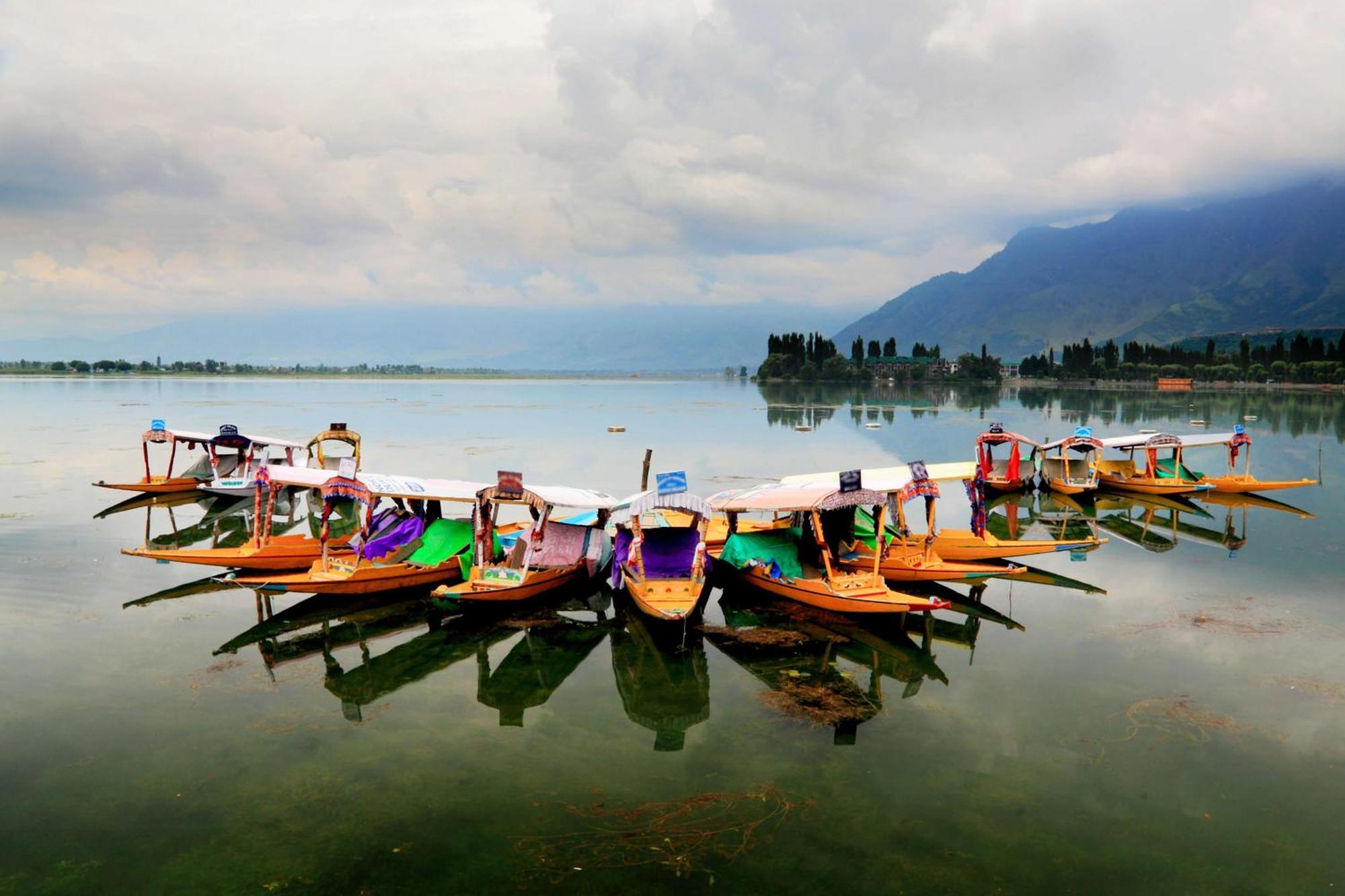 Radisson Srinagar Hotel ภายนอก รูปภาพ