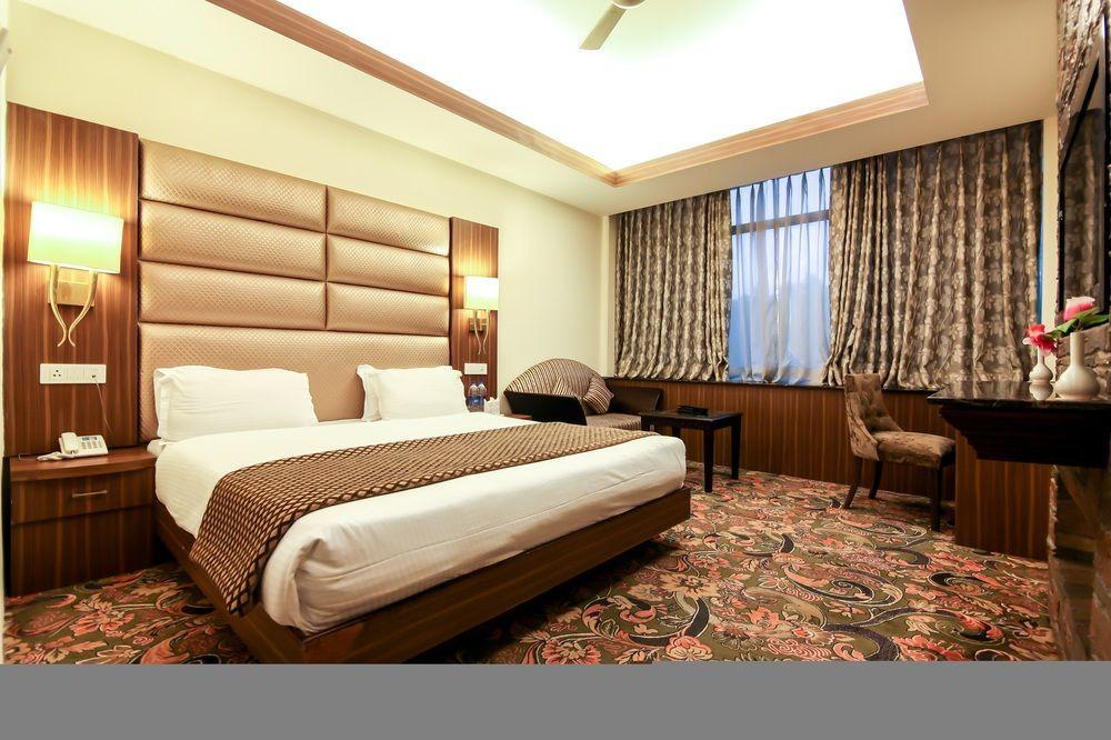 Radisson Srinagar Hotel ภายนอก รูปภาพ