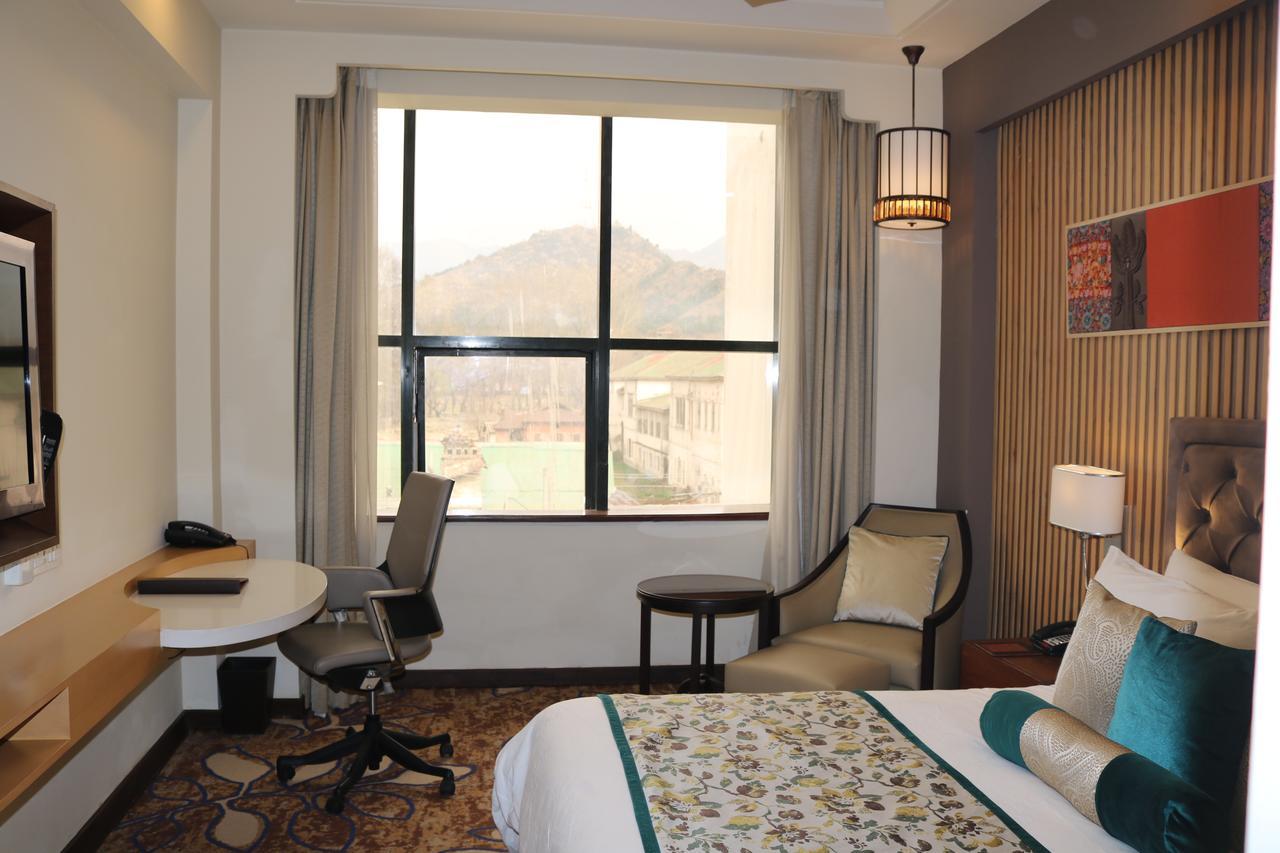 Radisson Srinagar Hotel ภายนอก รูปภาพ