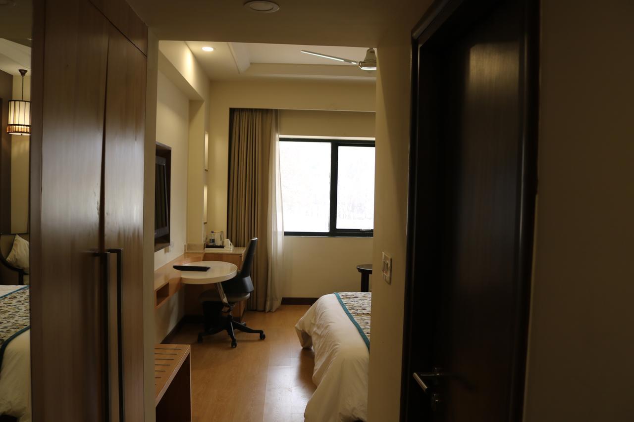 Radisson Srinagar Hotel ภายนอก รูปภาพ